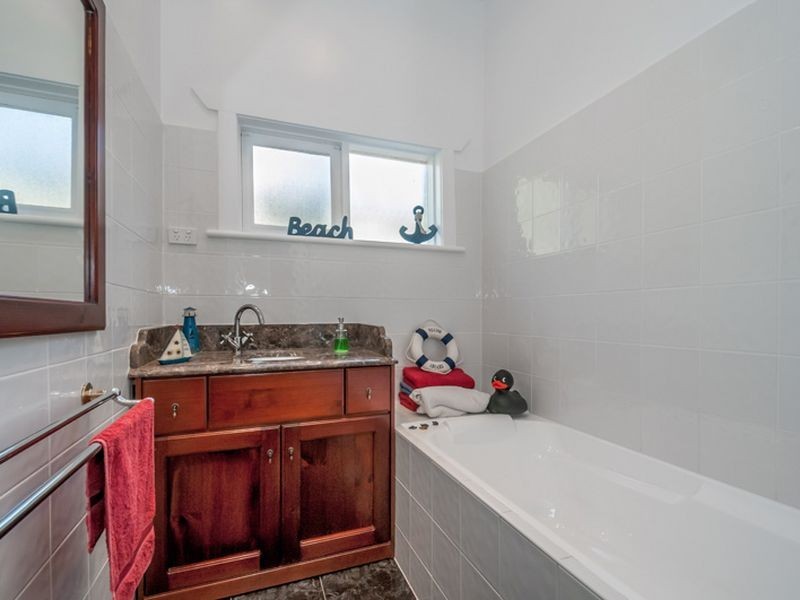 12 Seventh Avenue, St Peters SA 5069