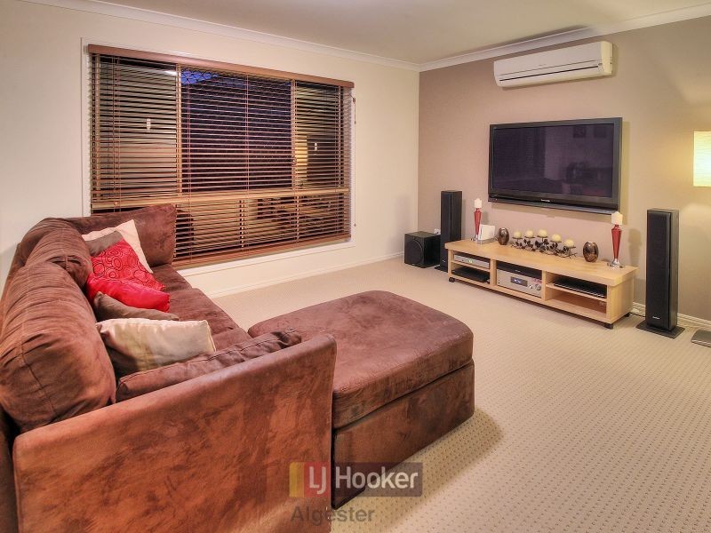 40 Pinedale Crescent, Parkinson QLD 4115