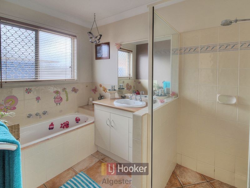 16 Carnegie Close, Parkinson QLD 4115