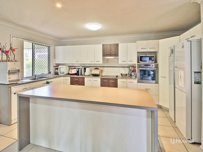 8 Mimosa Street, Parkinson QLD 4115