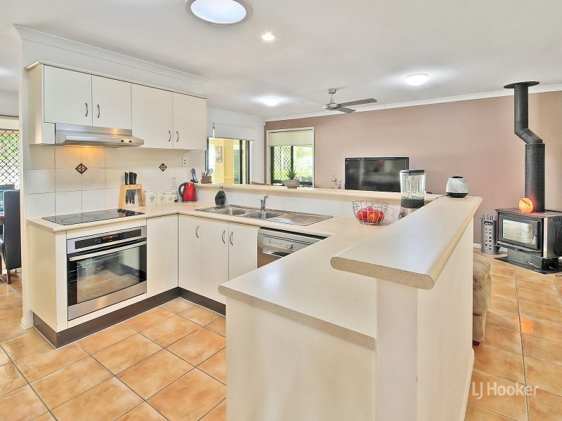 48 Pinedale Crescent, Parkinson QLD 4115