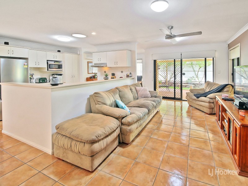 48 Pinedale Crescent, Parkinson QLD 4115