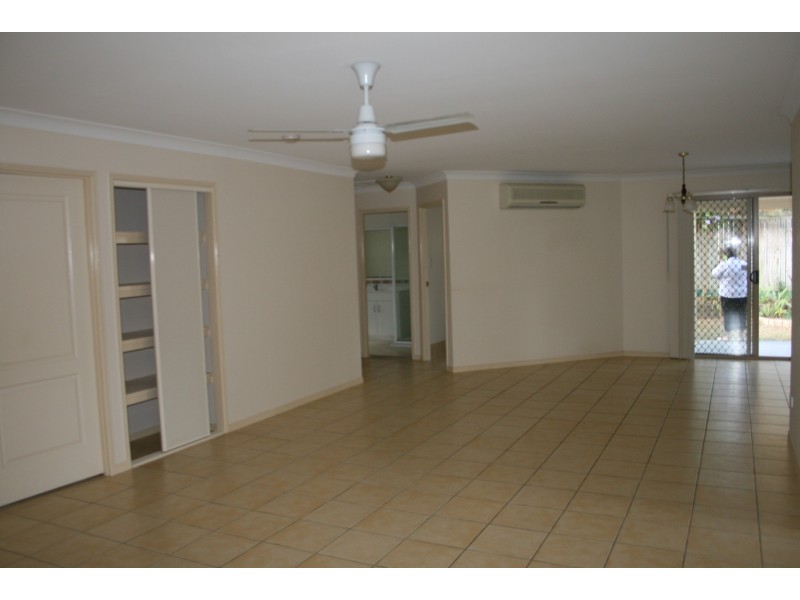 4 Janarde Place, Parkinson QLD 4115