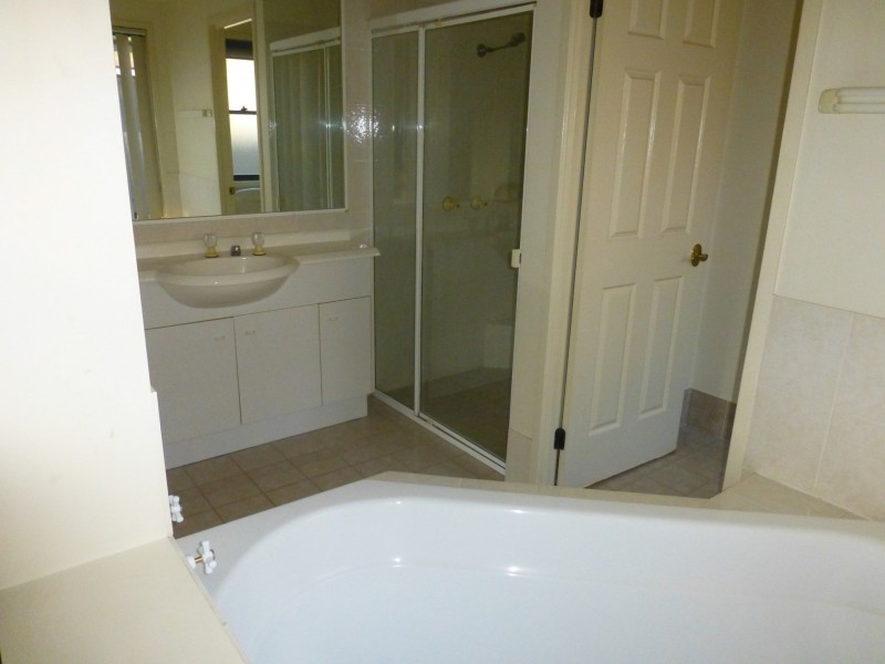 11 Pinedale Crescent, Parkinson QLD 4115