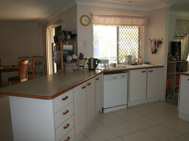 5 Avondale Cres, Parkinson QLD 4115