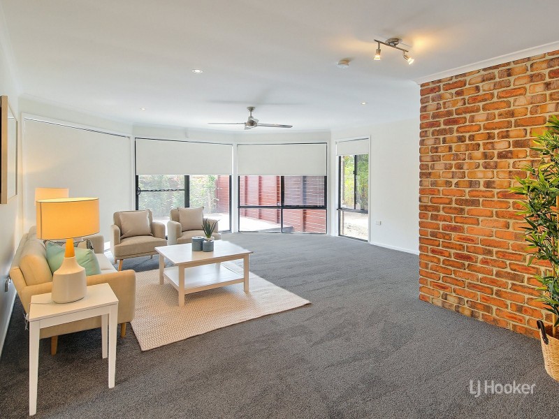 63 Bannockburn Crescent, Parkinson QLD 4115
