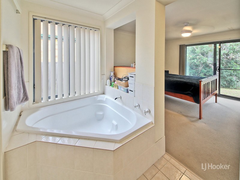 11 Pinedale Crescent, Parkinson QLD 4115