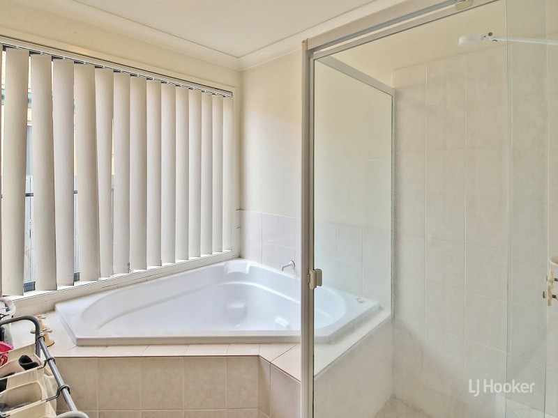 11 Pinedale Crescent, Parkinson QLD 4115