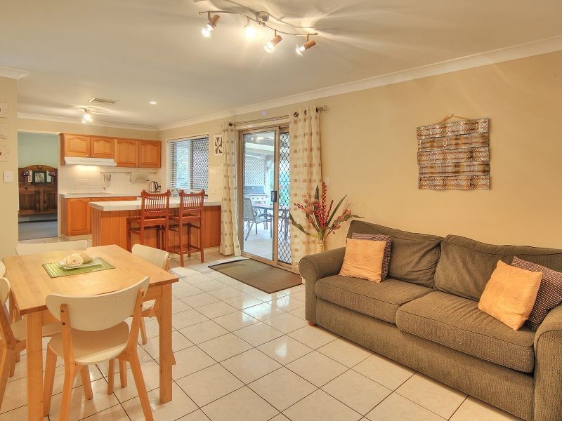 42 Bannockburn Cres, Parkinson QLD 4115