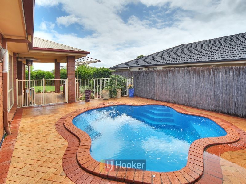 8 Watarrka Drive, Parkinson QLD 4115