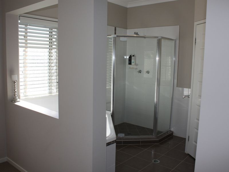 4 Larapinta Circuit, Calamvale QLD 4116