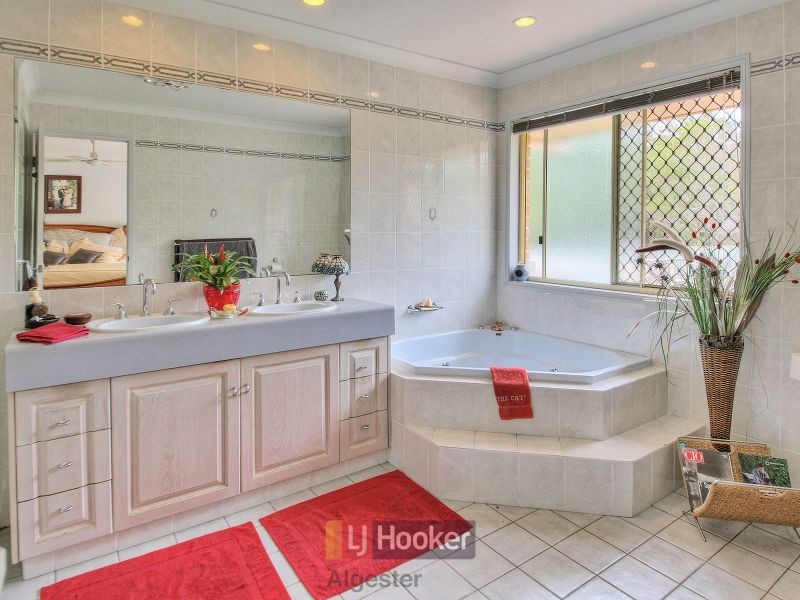 19 Avondale Crescent, Parkinson QLD 4115