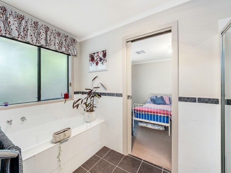 9 Holstein Close, Mount Barker SA 5251