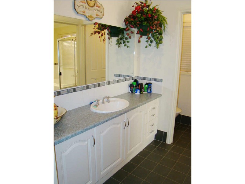 100 Springbank Boulevard, Burton SA 5110