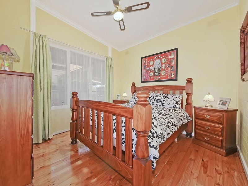 11 Weir Road, Para Hills SA 5096