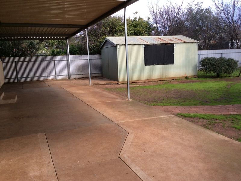 8 Longleat Road, Elizabeth Vale SA 5112