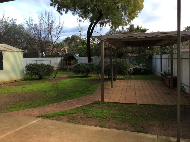 8 Longleat Road, Elizabeth Vale SA 5112