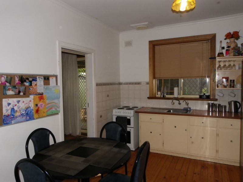 8 Longleat Road, Elizabeth Vale SA 5112