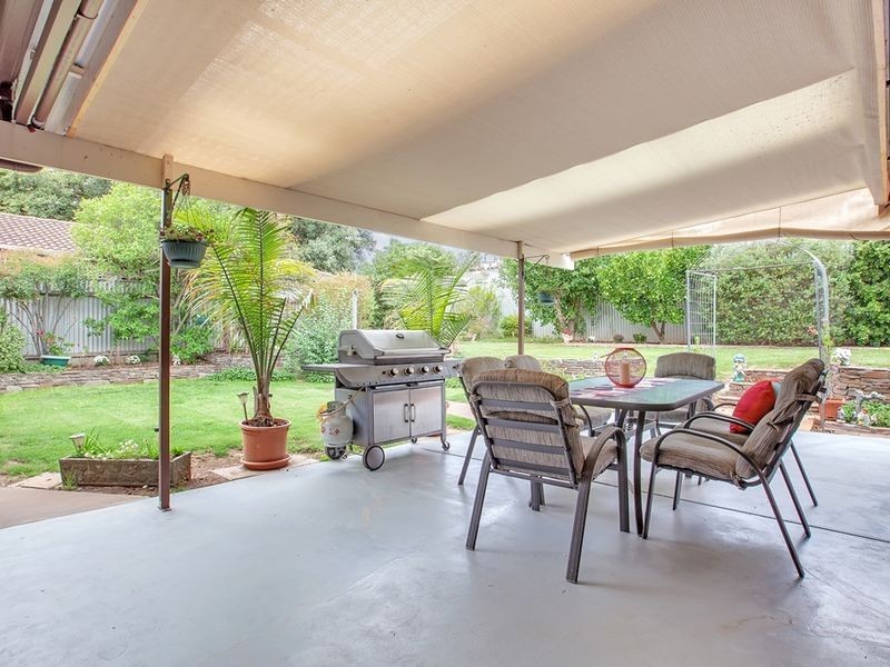 11 Dearman Ave, Redwood Park SA 5097