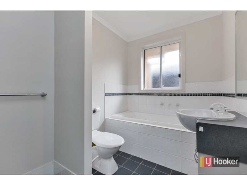 8 Wattlebird Drive, Burton SA 5110