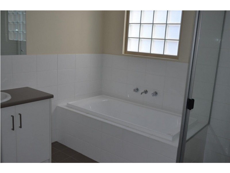 8 St Clair Avenue, Mawson Lakes SA 5095