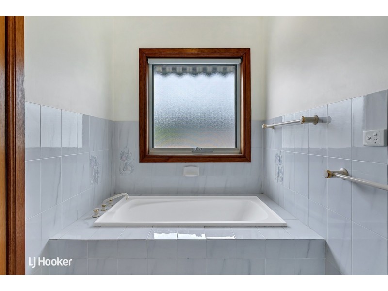 16 Antonia Circuit, Hallett Cove SA 5158