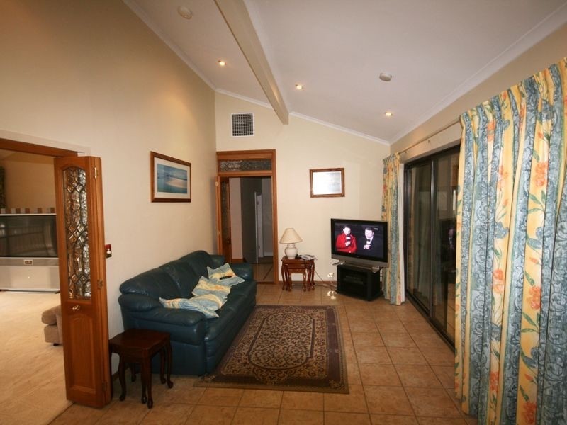 10 Delmonte Close, Fairview Park SA 5126