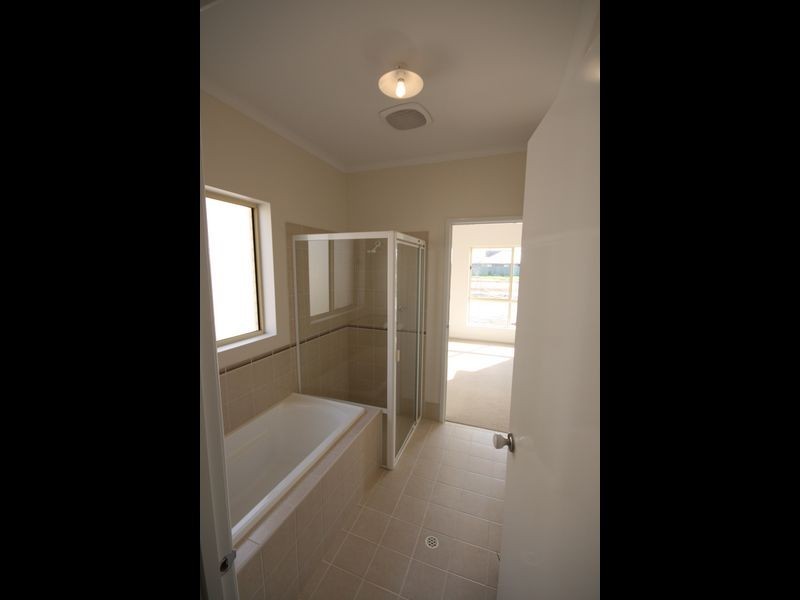 31 Macmillan Avenue, Mawson Lakes SA 5095