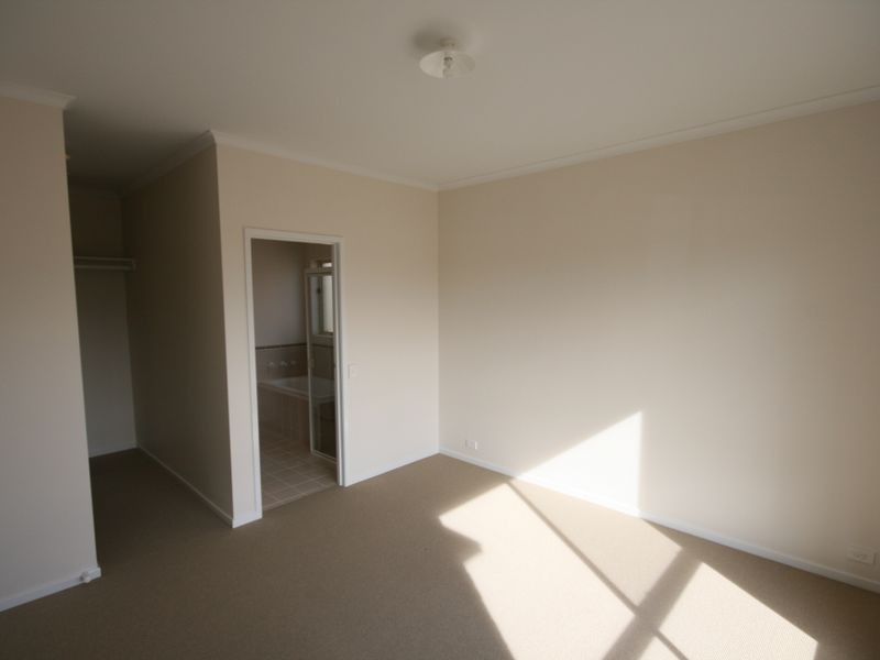 31 Macmillan Avenue, Mawson Lakes SA 5095