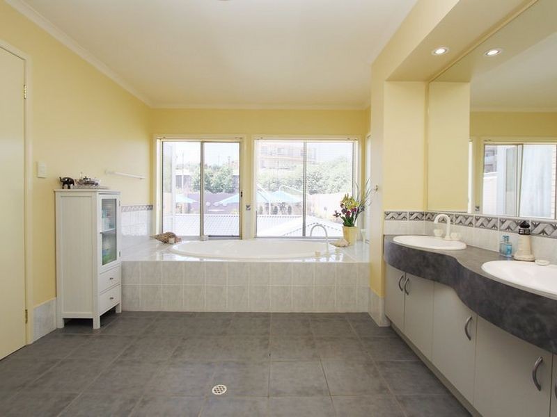 2 Waterview Crescent, Gulfview Heights SA 5096