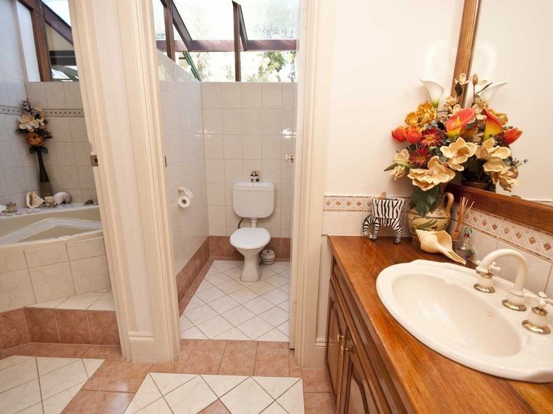 1 Carnarvon Avenue, Redwood Park SA 5097