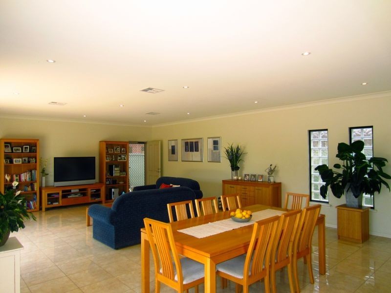 33 Windermere Crescent, Mawson Lakes SA 5095