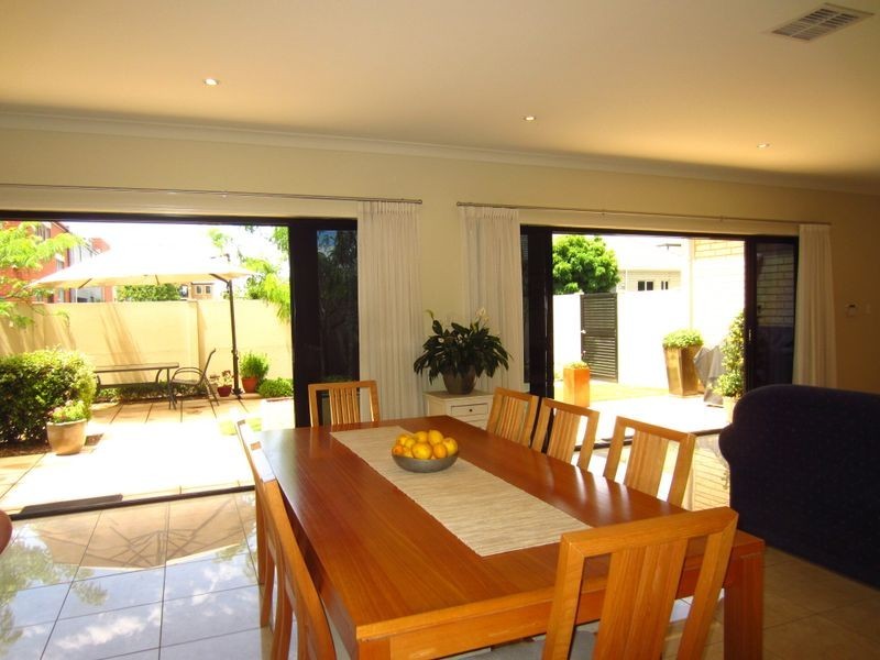 33 Windermere Crescent, Mawson Lakes SA 5095