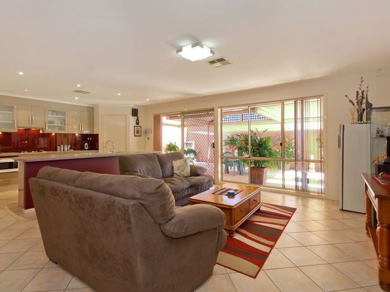 6 Seppelt Court, Woodcroft SA 5162