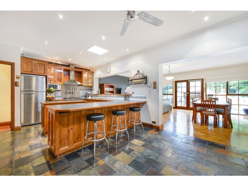 16 Cummins Drive, Summertown SA 5141