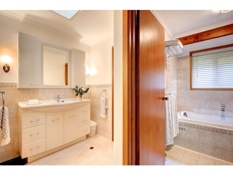 68 Emmett Road, Crafers West SA 5152