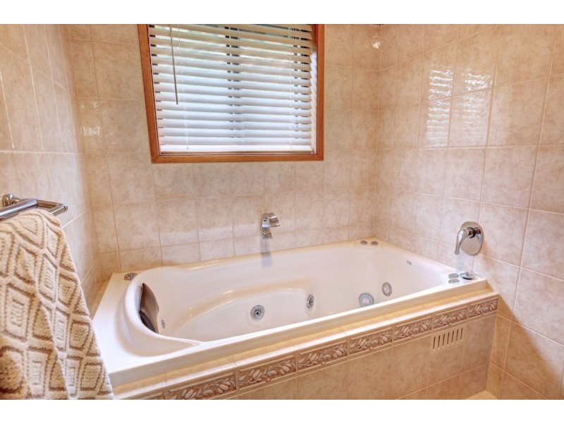 68 Emmett Road, Crafers West SA 5152