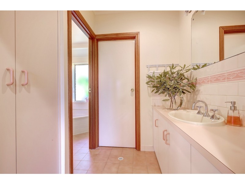 62 Emmett Road, Crafers West SA 5152