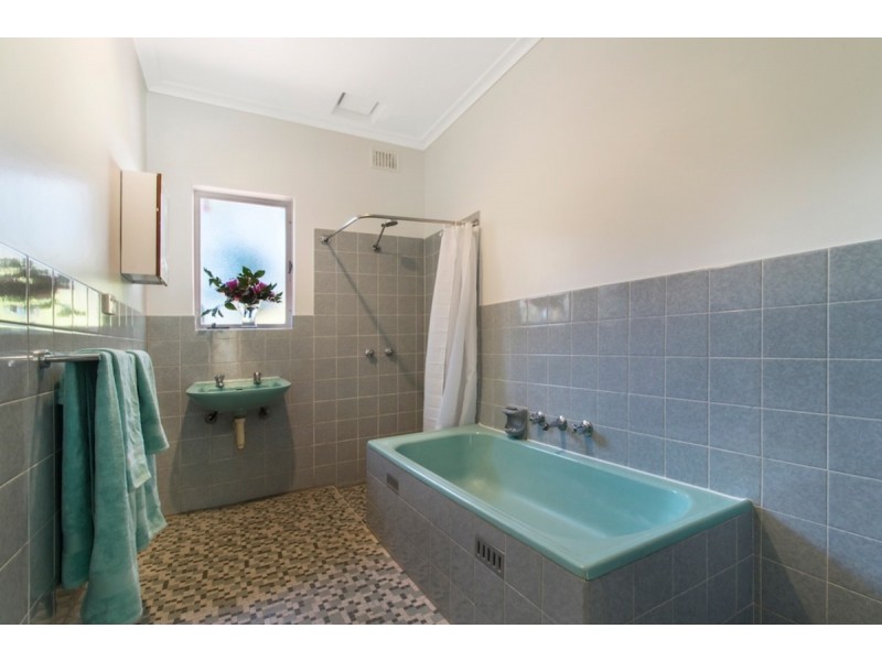 18 Lesley Crescent, Crafers SA 5152