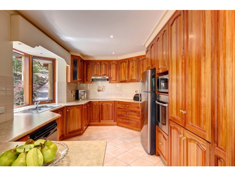 27 Heath Road, Crafers West SA 5152