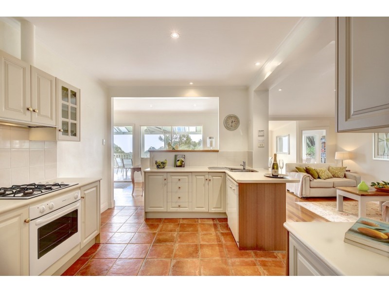 64 Emmett Road, Crafers West SA 5152