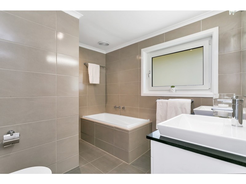 82 Emmett Road, Crafers West SA 5152