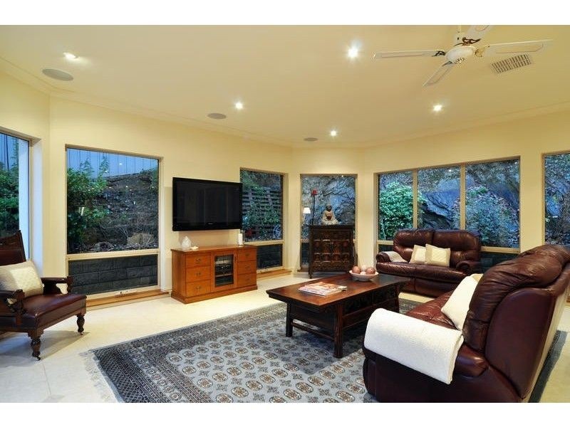 16 Rostrevor Road, Stirling SA 5152