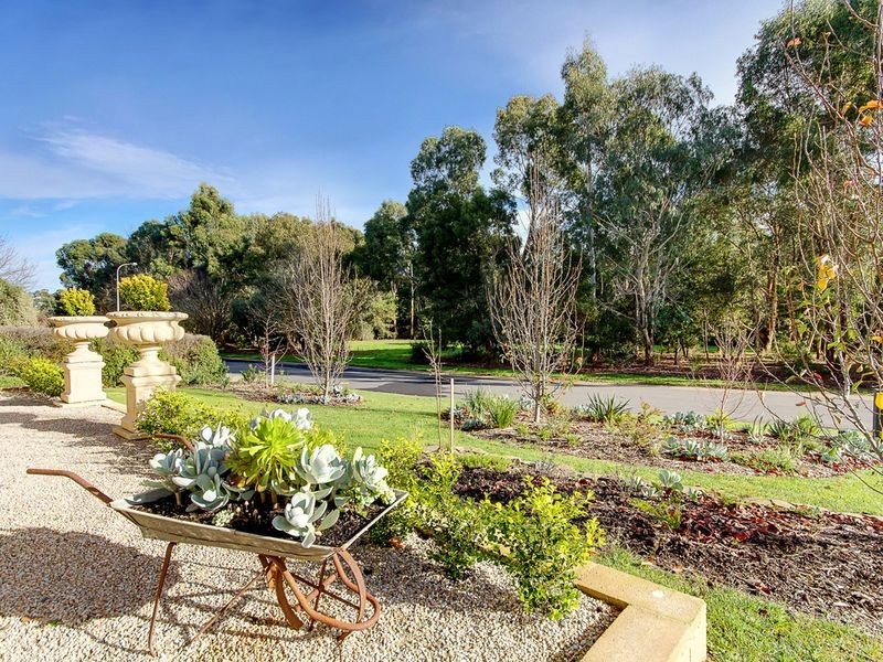 15 Oak Drive, Oakbank SA 5243