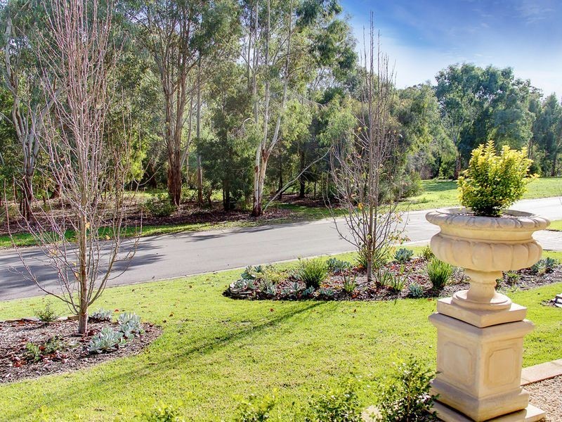 15 Oak Drive, Oakbank SA 5243