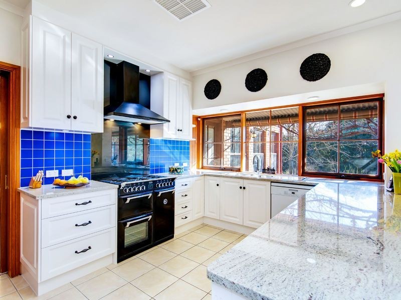 17 Paratoo Road, Stirling SA 5152