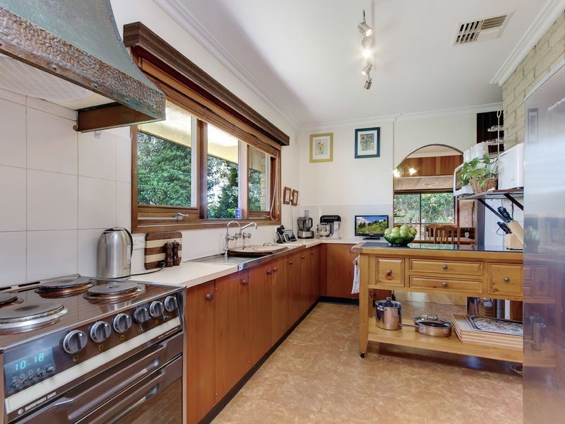 102 Emmett Road, Crafers West SA 5152