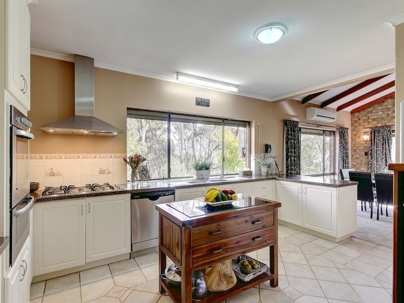 1 Summer Hill Drive, Crafers SA 5152