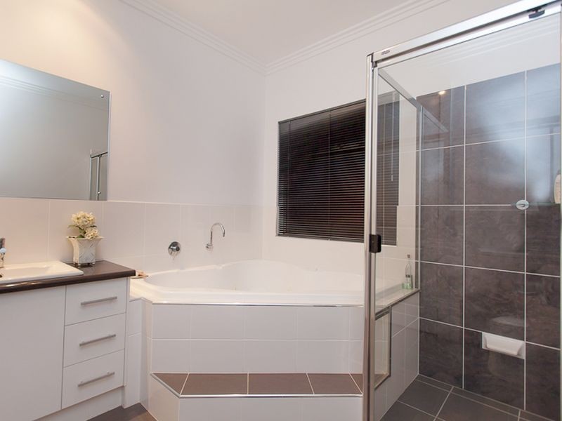 4 Bluelake Court, Tennyson SA 5022