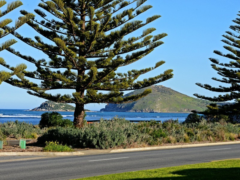 6 Russell Street, Encounter Bay SA 5211
